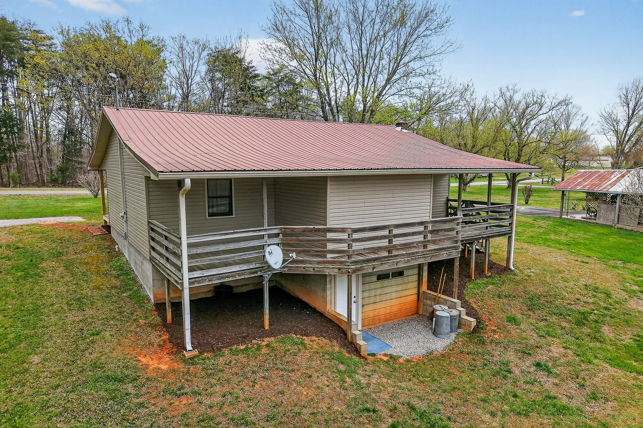 131 Poplar Springs Road Cookeville, TN 38506 - Photo 36 of 50 a backyard of a house with table and chairs