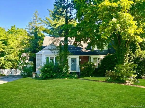 $998,000 | 2 Greenway, Roslyn, NY 11576