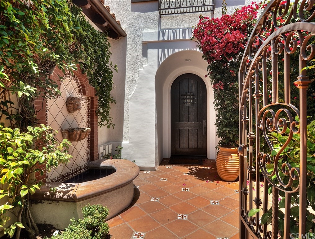 21 Catania Newport Coast, CA 92657 - Photo 3 of 31 a front view of a house with garden