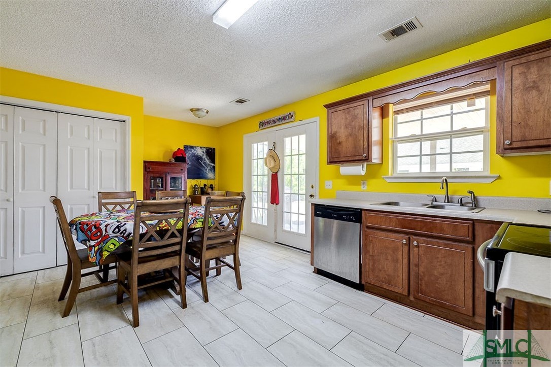 208 Kelly Avenue Rincon, GA 31326 - Photo 11 of 31 Kitchen/Dining Area