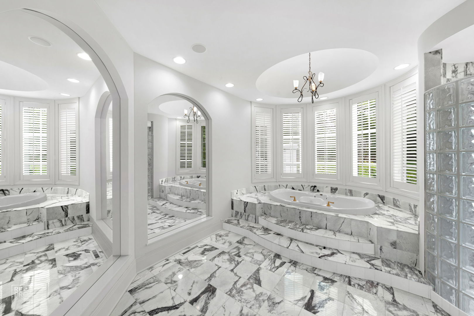 355 Flagg Court Hinsdale, IL 60521 - Photo 25 of 53 a spacious bathroom with sinks mirror and a bath tub