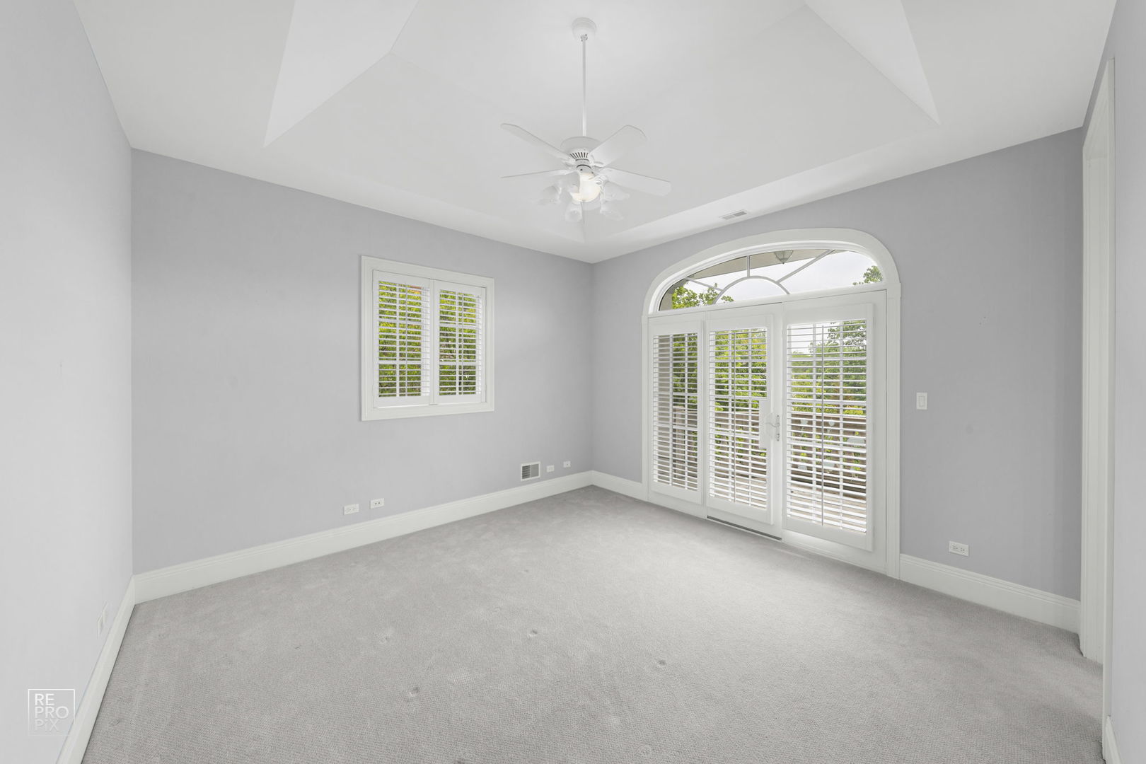 355 Flagg Court Hinsdale, IL 60521 - Photo 30 of 53 an empty room with windows