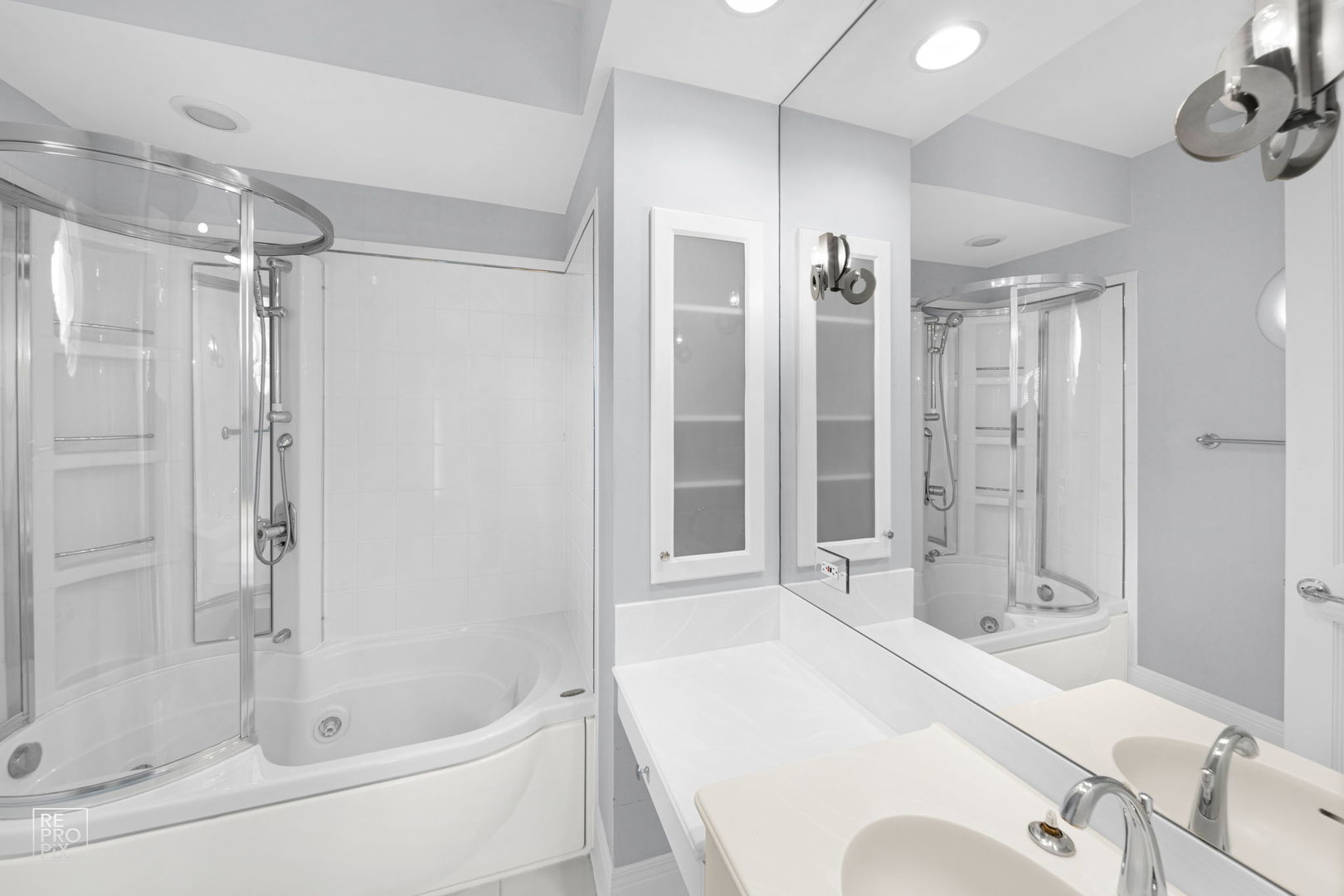 355 Flagg Court Hinsdale, IL 60521 - Photo 31 of 53 a bathroom with a tub shower sink and mirror