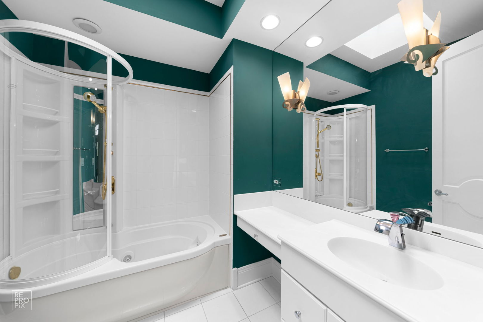 355 Flagg Court Hinsdale, IL 60521 - Photo 34 of 53 a bathroom with a bathtub and a sink