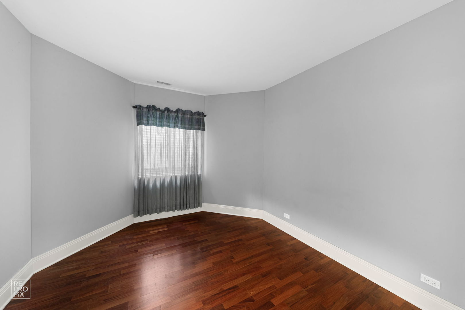 355 Flagg Court Hinsdale, IL 60521 - Photo 37 of 53 an empty room with wooden floor and windows