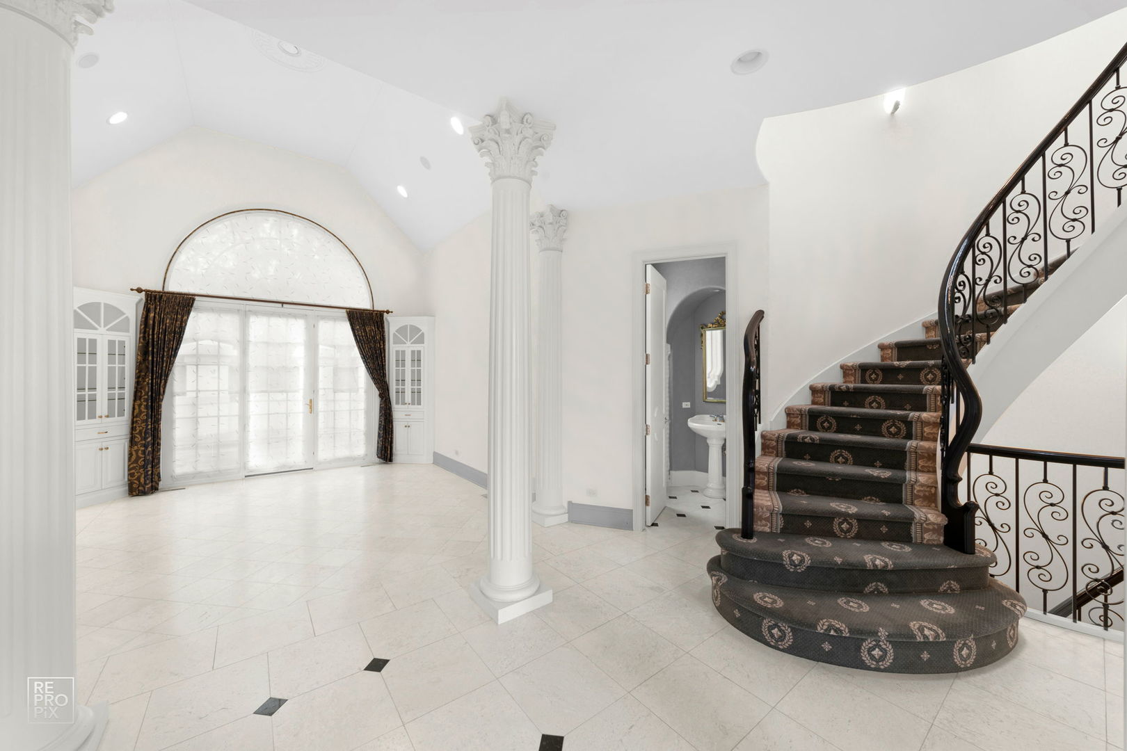 355 Flagg Court Hinsdale, IL 60521 - Photo 10 of 53 a view of entryway and hall