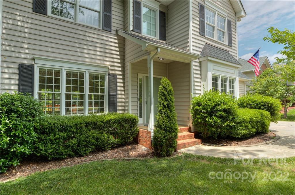2857 Windsor Chase Drive Matthews, NC 28105 - Photo 4 of 46 front view of a house