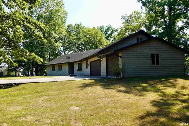 $369,000 | 15316 Lake Point Drive, Benton, IL 62812