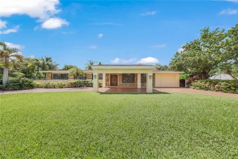 a view of a house with backyard and garden