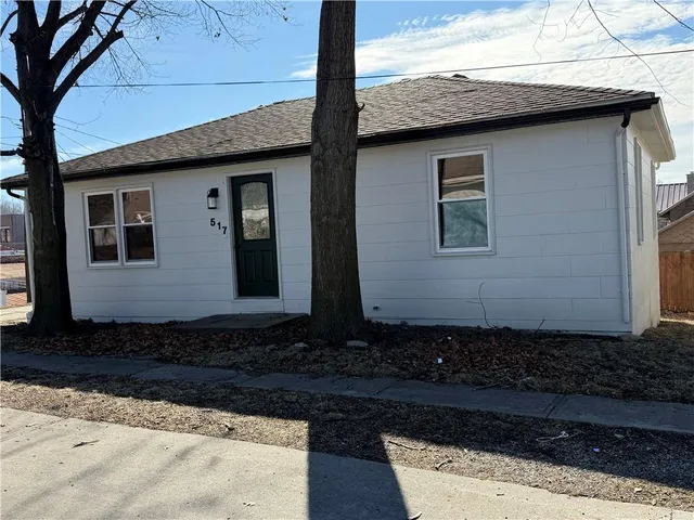 $1,200 | 517 South La Brea Avenue, Platte City, MO 64079