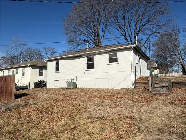 $1,200 | 517 South La Brea Avenue, Platte City, MO 64079