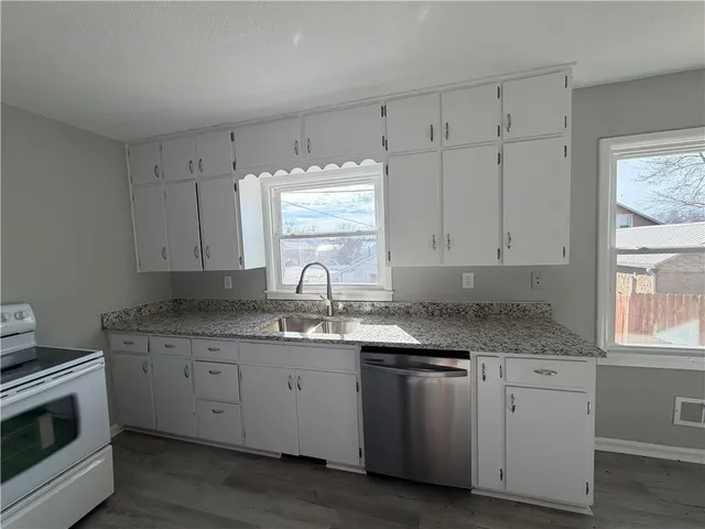 $1,200 | 517 South La Brea Avenue, Platte City, MO 64079