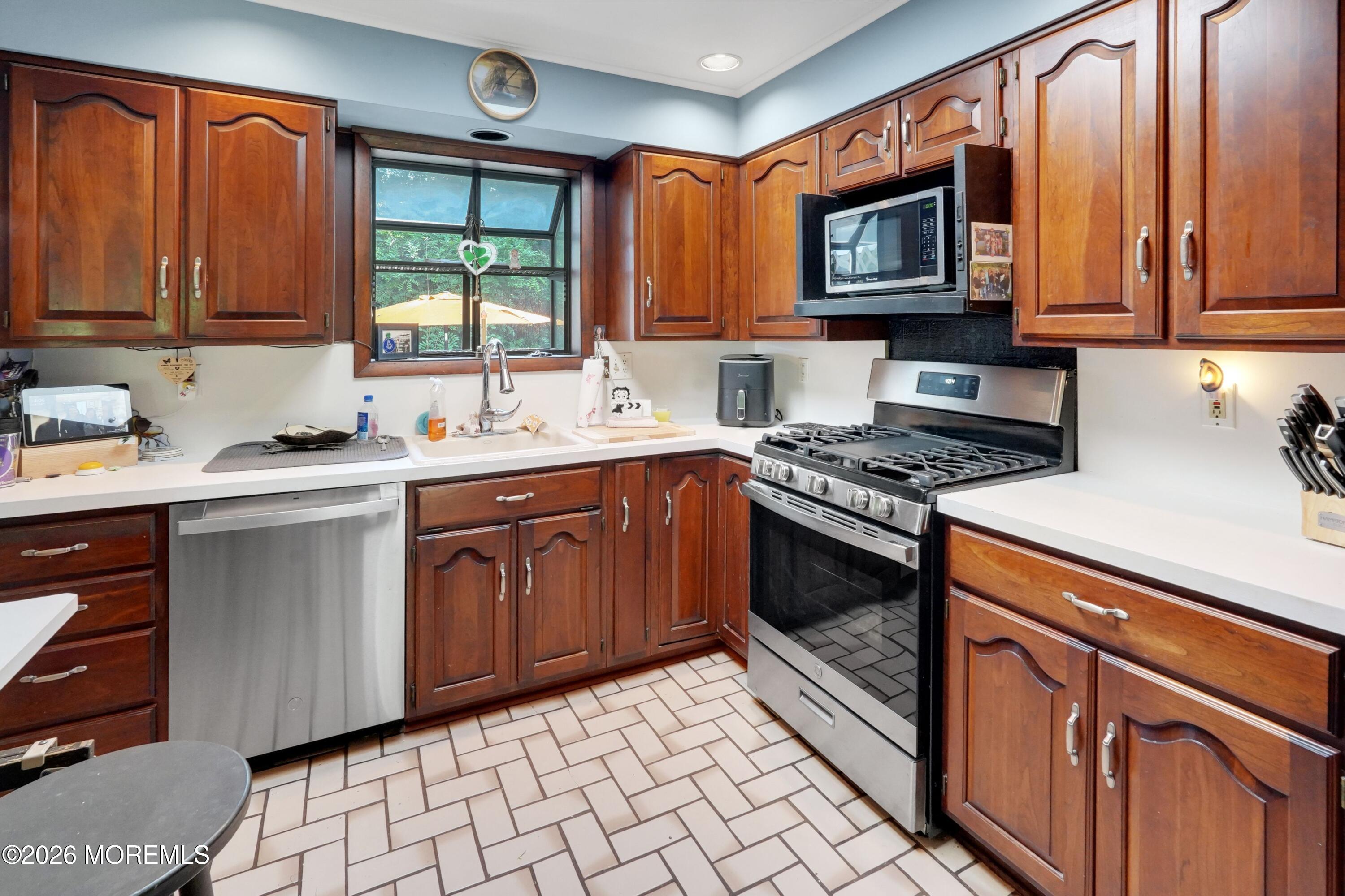 118 Ivins Road Neptune Township, NJ 07753 - Photo 17 of 31 -V2AYrug