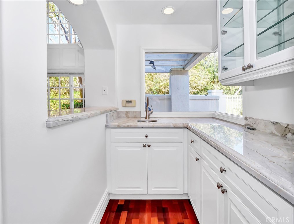 7 Hillcrest Meadows Rolling Hills Estates, CA 90274 - Photo 18 of 49 a bathroom with a sink and a window