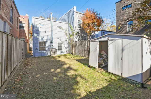 a view of back yard of the house