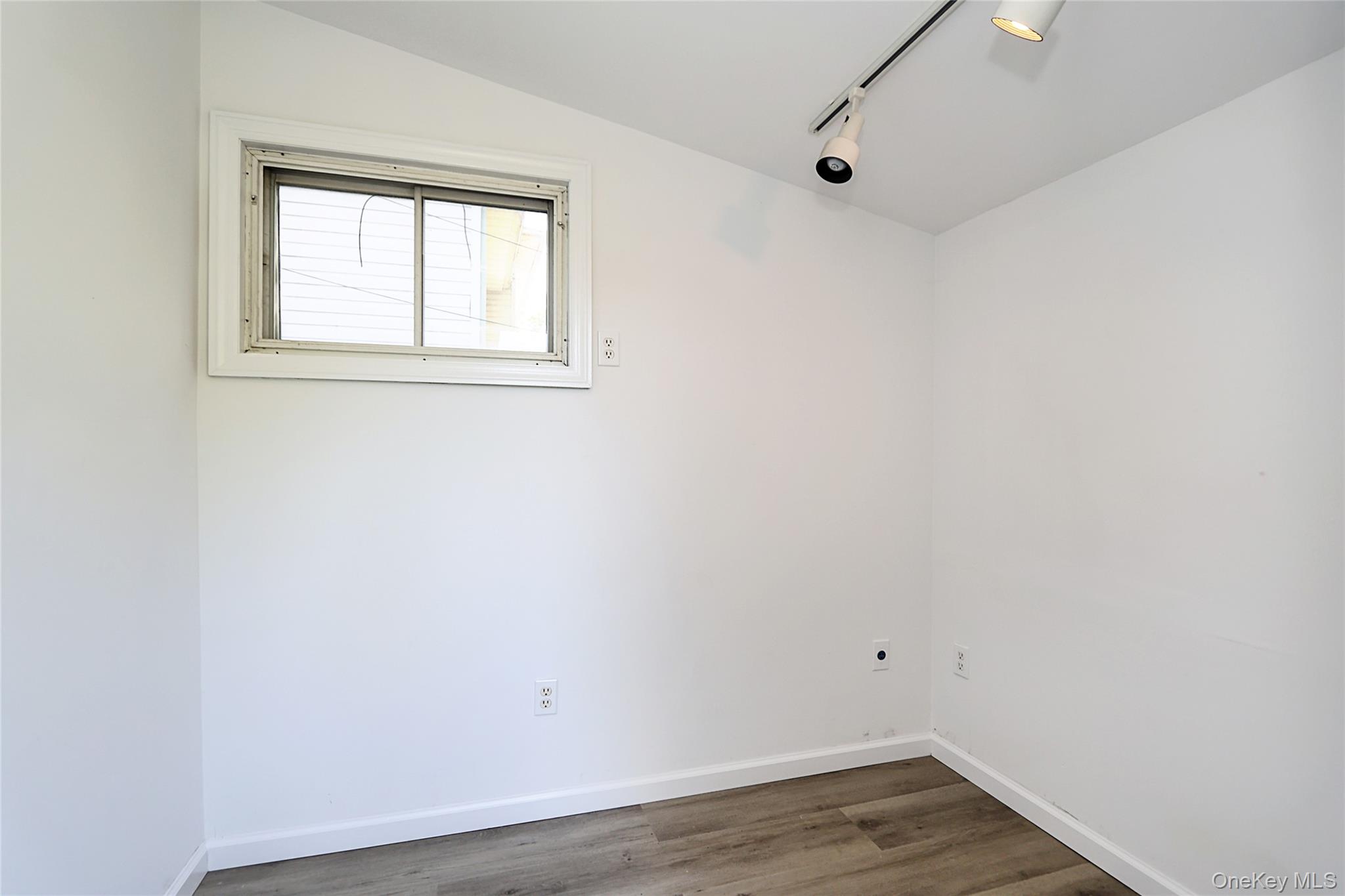 12 Ronan Road Glen Cove, NY 11542 - Photo 25 of 32
