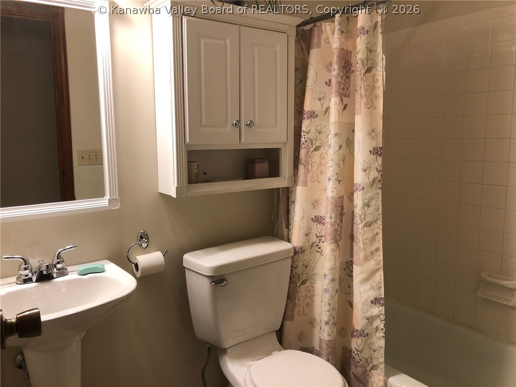 11 Wakefield Road Point Pleasant, WV 25550 - Photo 19 of 26 HALLWAY BATH