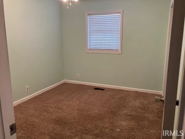 $199,500 | 393 Curtis Drive, Vincennes, IN 47591