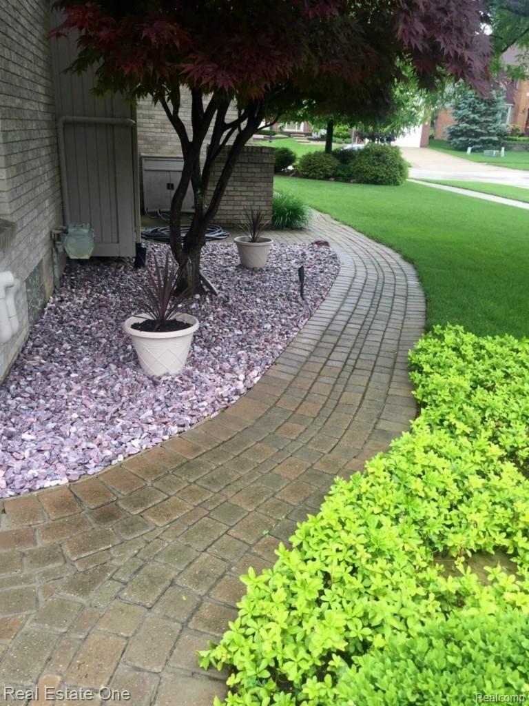 865 Grovecrest Rochester, MI 48307 - Photo 19 of 20 backyard3.jpg