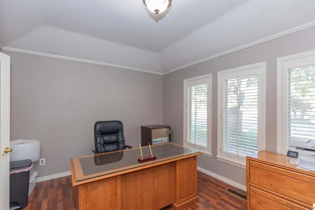 a view of yard with green space