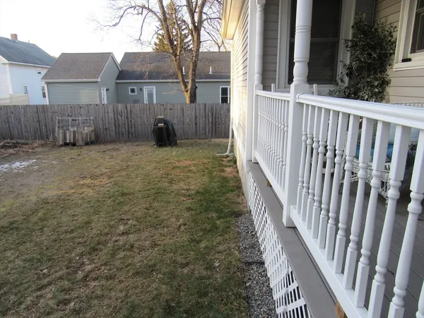 a view of a back yard