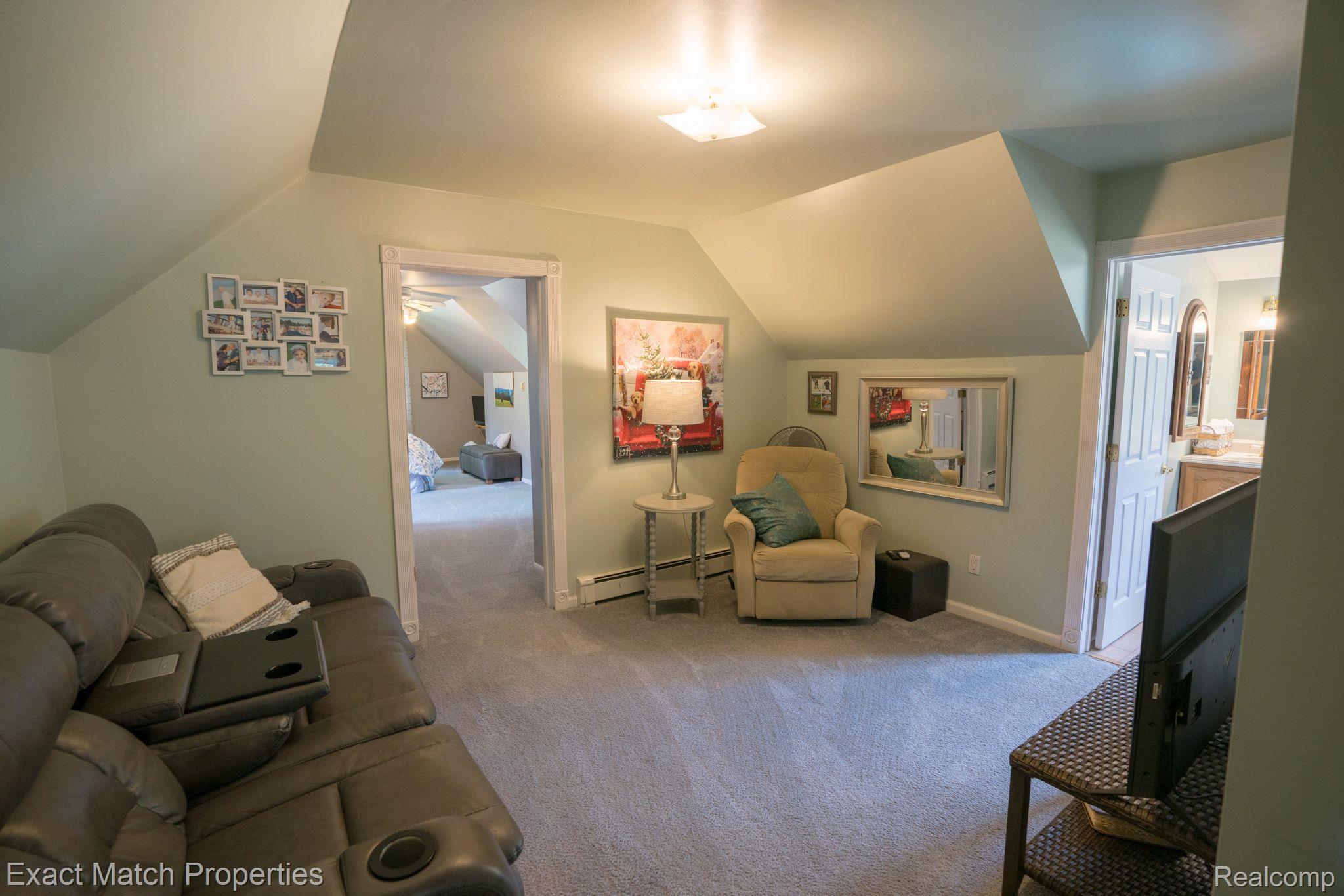 3916 Gregory Road Lake Orion, MI 48359 - Photo 25 of 36 Spacious Loft/Den Area separates upstairs B/R's...