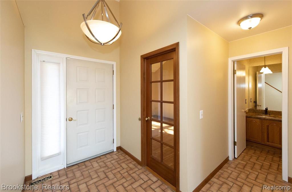 937 Ten Point Drive Rochester Hills, MI 48309 - Photo 15 of 40