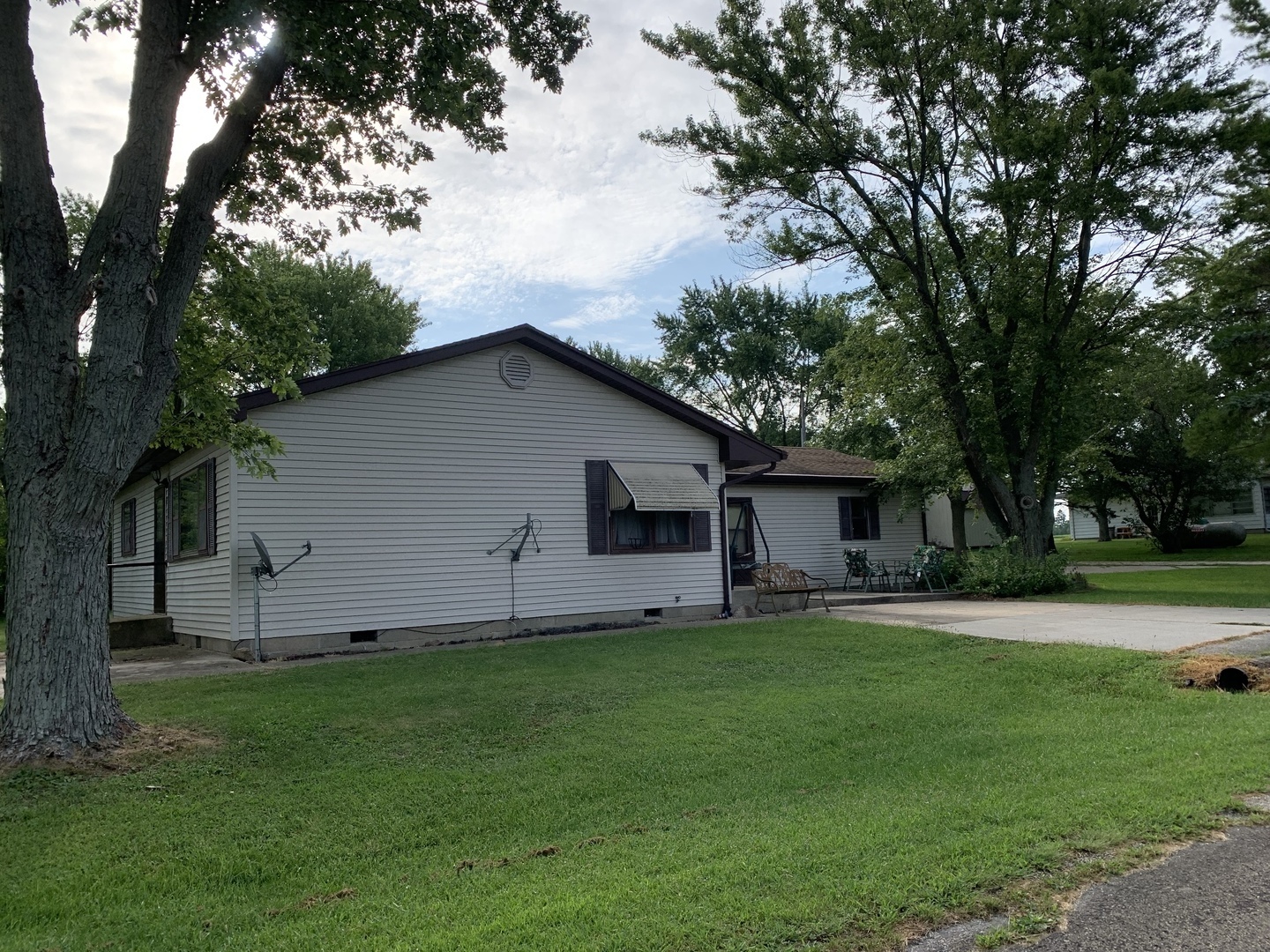 211 Hickory Drive Roberts, IL 60962 - Photo 3 of 14 a house view with a garden space