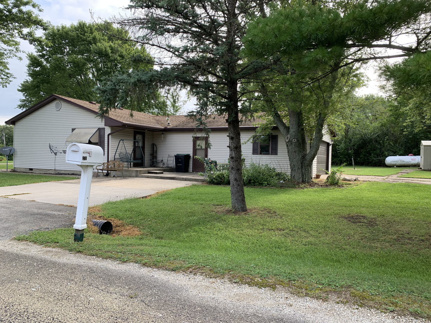 211 Hickory Drive Roberts, IL 60962 - Photo 4 of 14 a front view of house with yard and green space