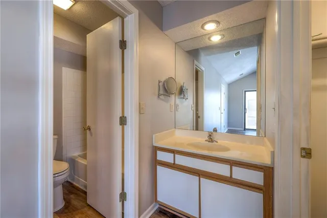 $190,000 | 8848 West 106th Street, Overland Park, KS 66212