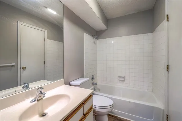 $190,000 | 8848 West 106th Street, Overland Park, KS 66212