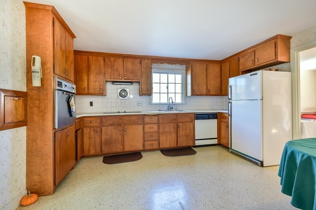 4 Robin Road Reading, MA 01867 - Photo 3 of 22