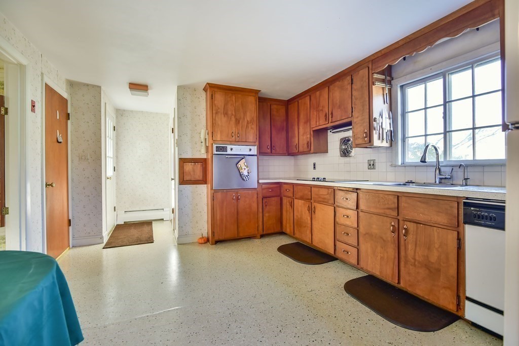 4 Robin Road Reading, MA 01867 - Photo 5 of 22