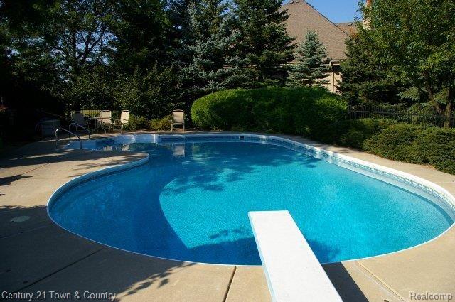 POOL/DIVING BOARD