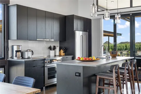 $995,000 | 207 Vista Pt Drive Northwest, Quincy, WA 98848