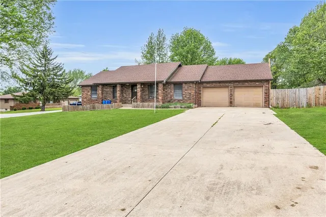 $269,000 | 1404 South Grand Avenue, El Dorado Springs, MO 64744