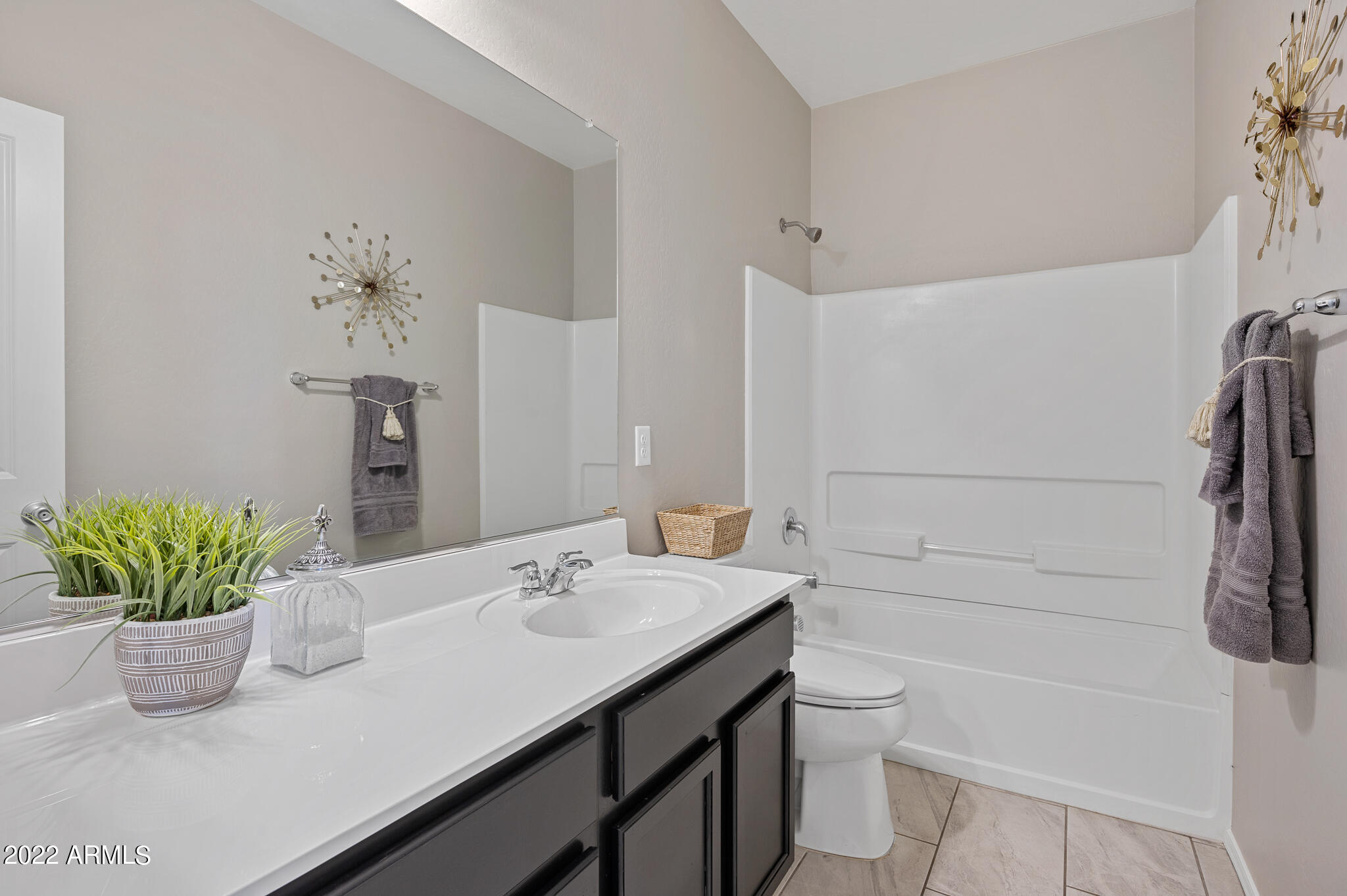 1757 Grenadine Road Phoenix, AZ 85040 - Photo 16 of 29 HALL BATH
