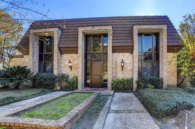 a view of a backyard with plants and patio