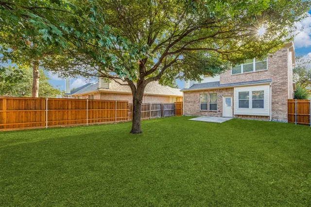 a view of a house with backyard and garden