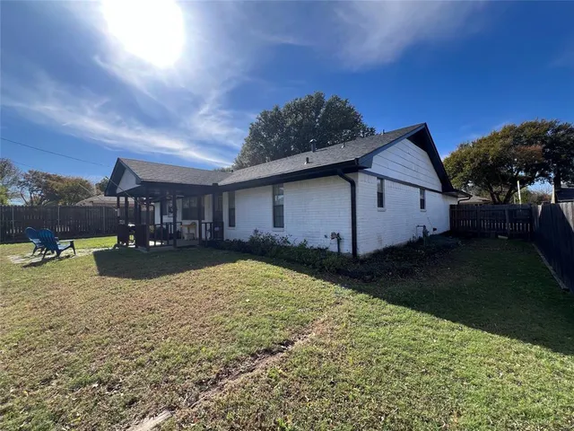 a view of a house with backyard and garden