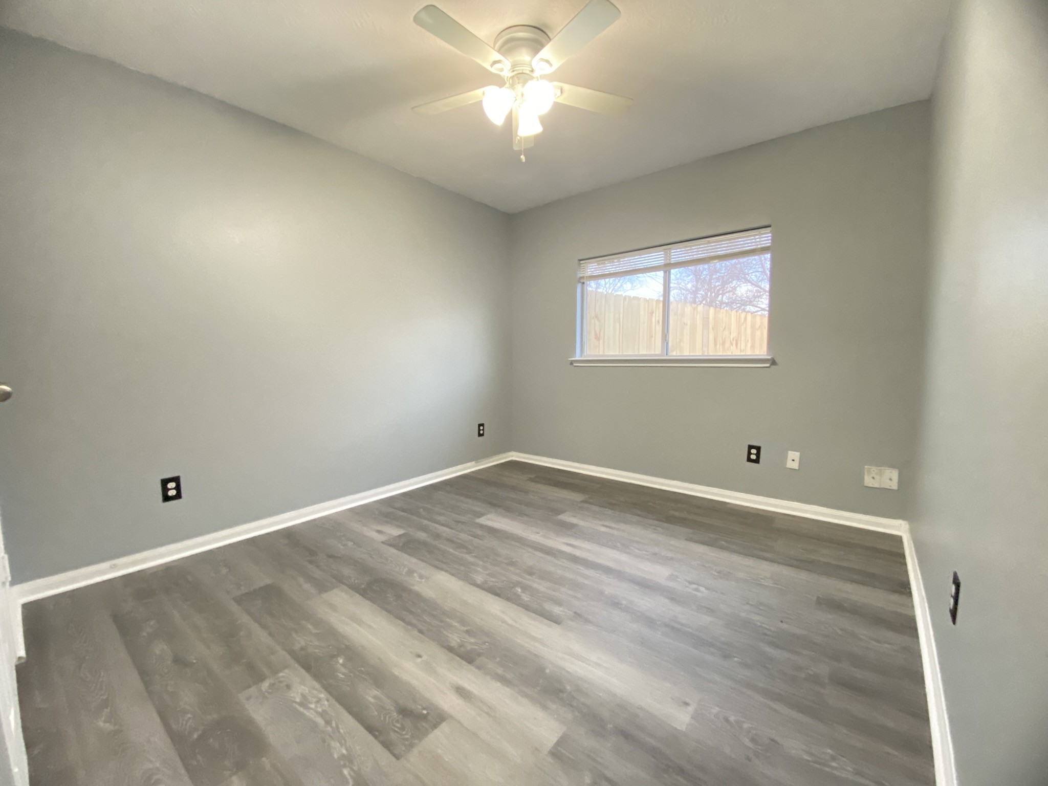 4031 Raspberry Court Dickinson, TX 77539 - Photo 19 of 24 an empty room with a window and ceiling fan