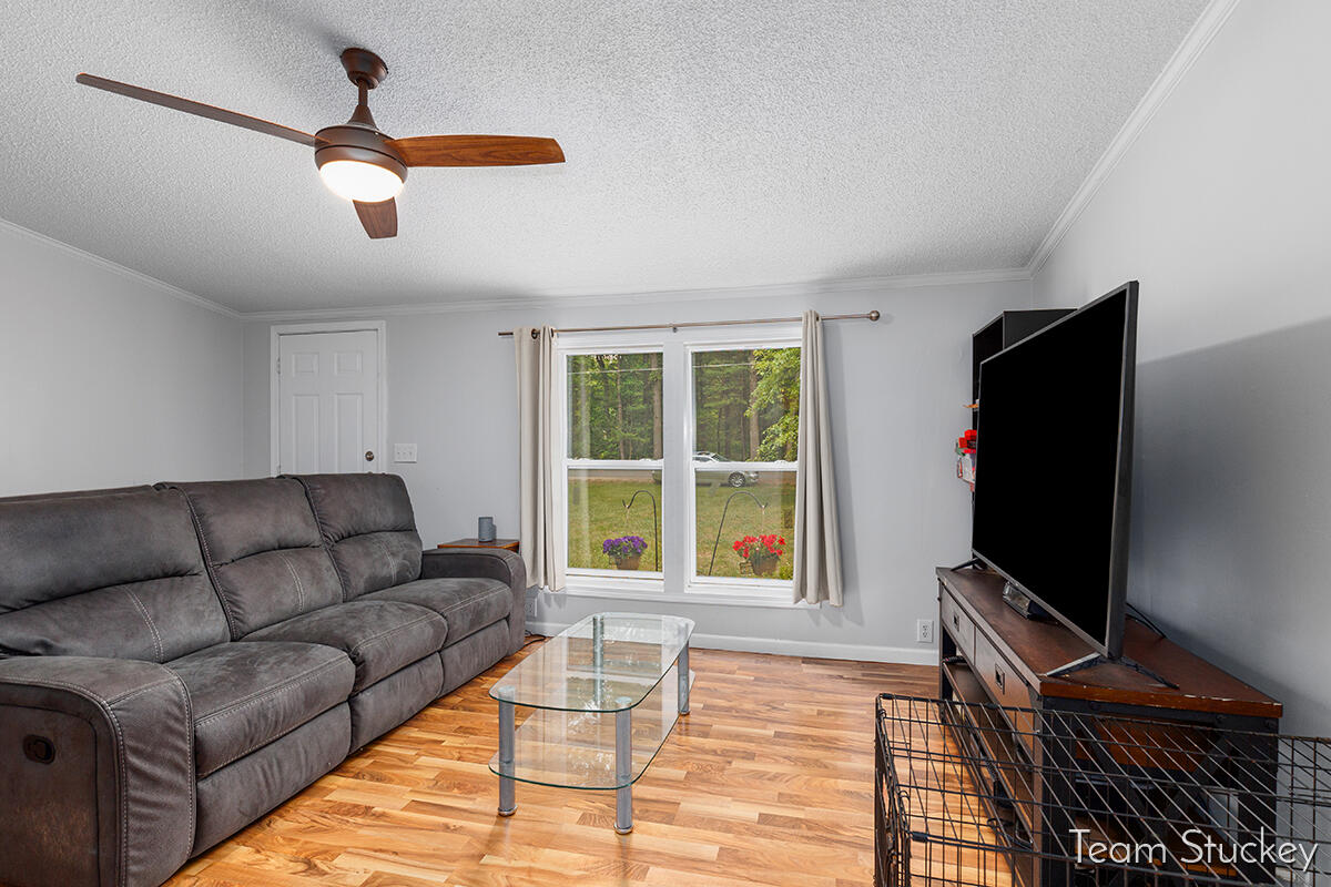 889 South Broton Road Muskegon, MI 49442 - Photo 4 of 19 IMG_1003