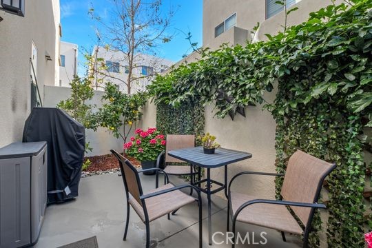 165 Frame Irvine, CA 92618 - Photo 13 of 37 a backyard of a house with table and chairs