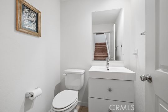 165 Frame Irvine, CA 92618 - Photo 34 of 37 a bathroom with a toilet a sink and mirror