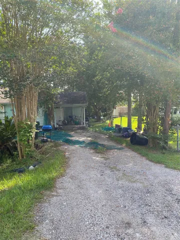 a view of a house with backyard and porch