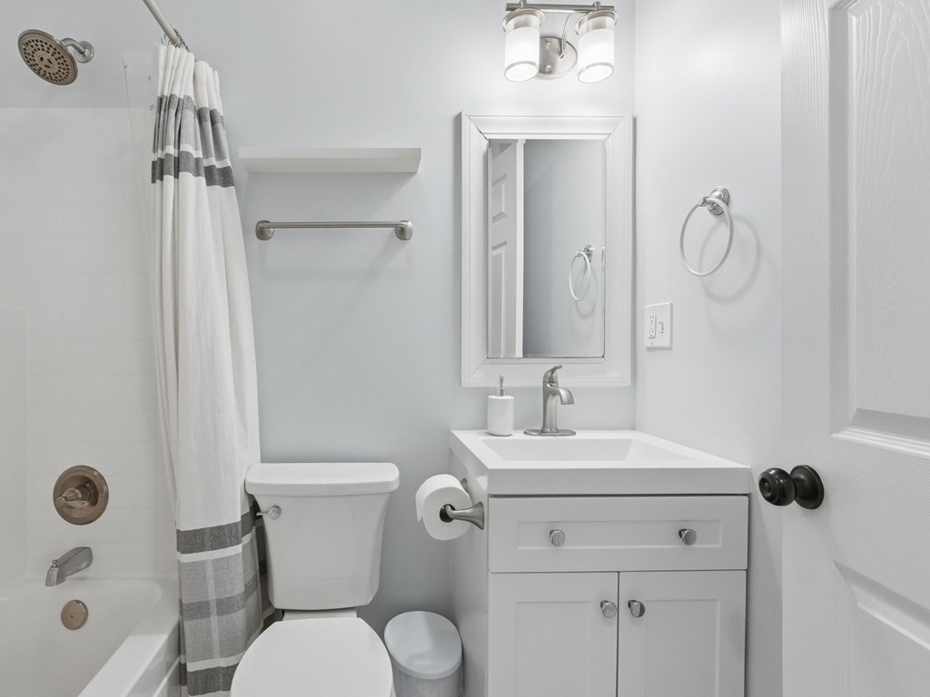 25 Walhala Trail Blue Ridge, GA 30513 - Photo 23 of 55 Main floor guest en suite