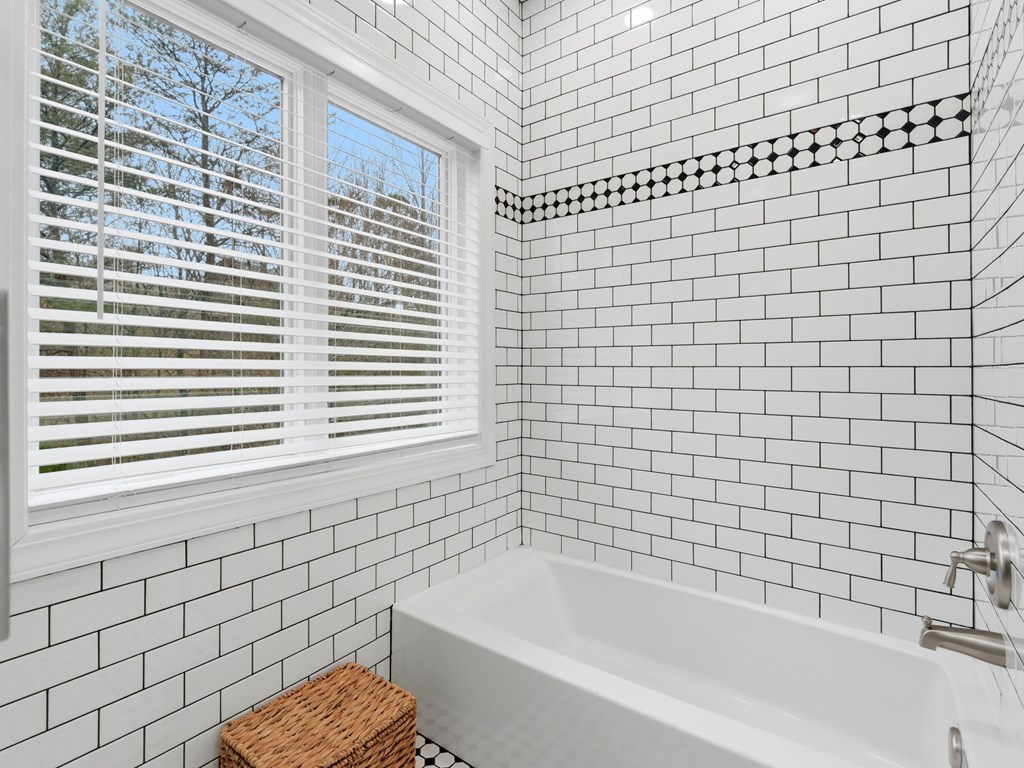 25 Walhala Trail Blue Ridge, GA 30513 - Photo 34 of 55 Primary en suite