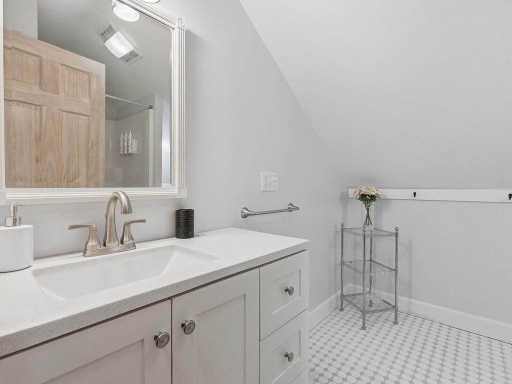 25 Walhala Trail Blue Ridge, GA 30513 - Photo 40 of 55 Upstairs full bathroom