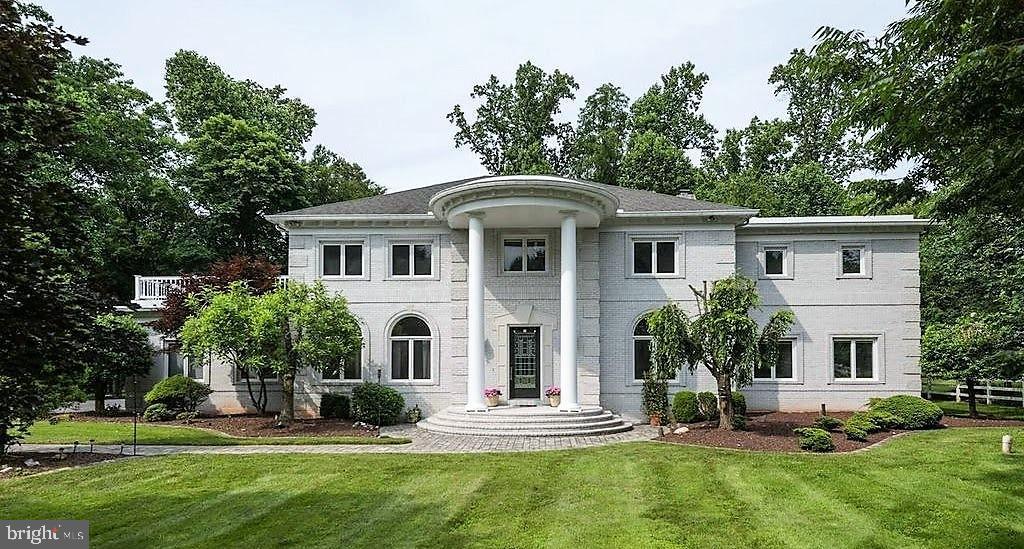 Front of house w beautiful landscaped yard