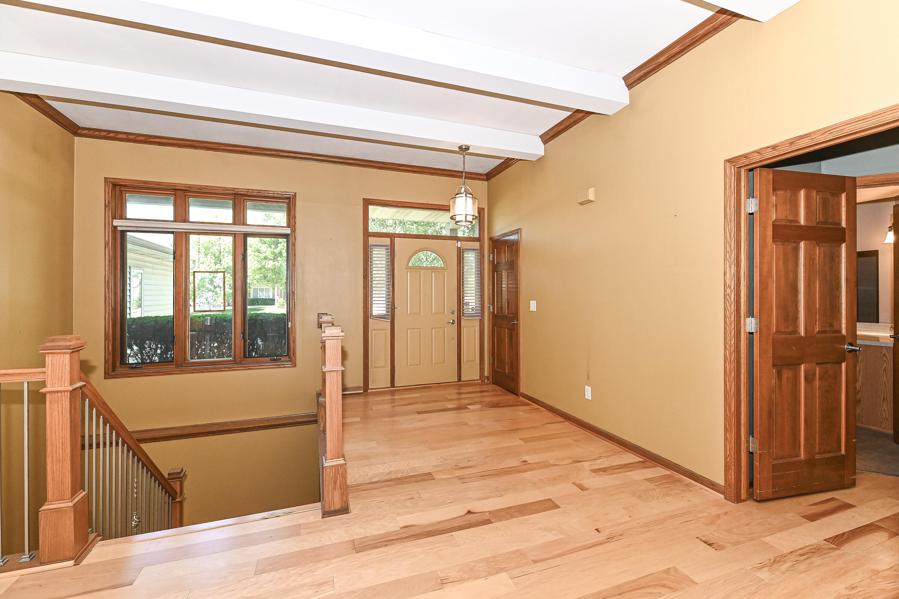 422 Eastern Trail Mukwonago, WI 53149 - Photo 6 of 49 Foyer